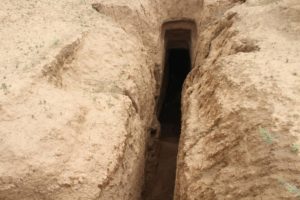 بالصور.. «المَرْجِع» يرصد المقابر الجماعيَّة لضحايا «داعش» 