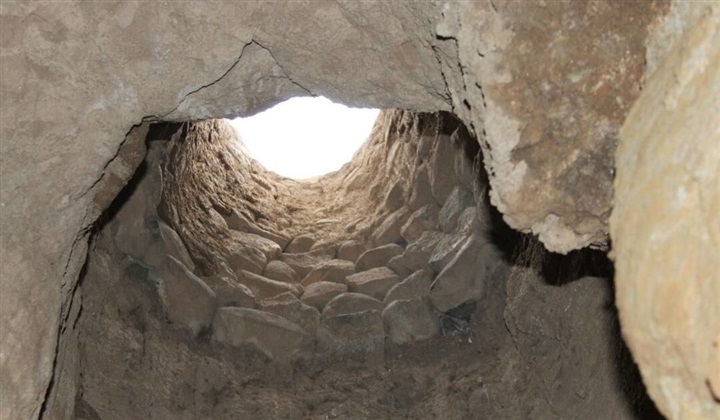 بالصور.. «المَرْجِع» يرصد المقابر الجماعيَّة لضحايا «داعش» 