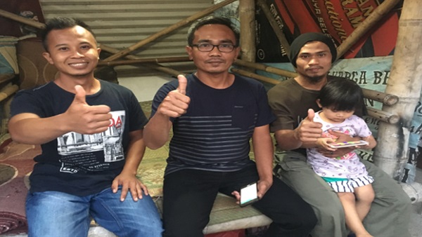 العاملان في المقهى