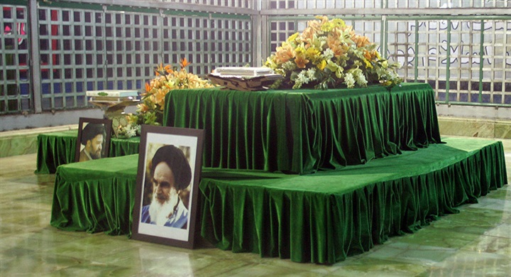 دم عَلَى ضريح «الخُميني»..