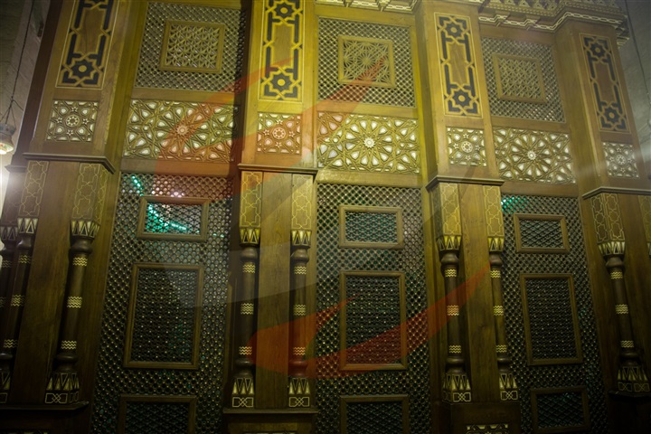 دعوات أمام ضريح علي