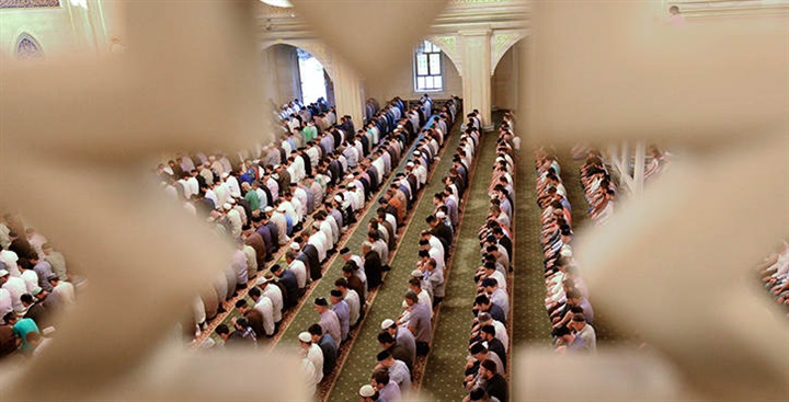 «الزروقية».. مريدون