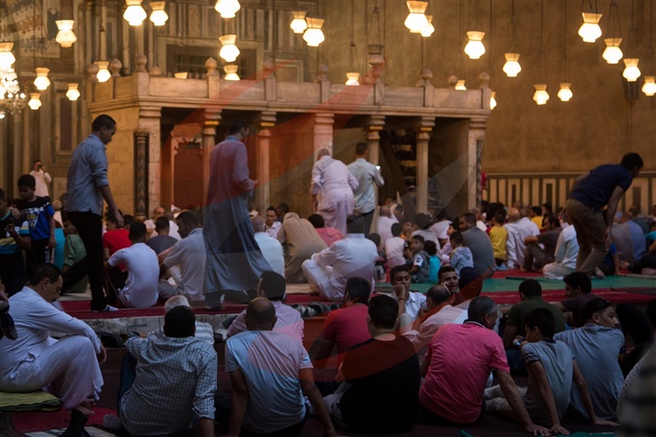 المصلون داخل المسجد