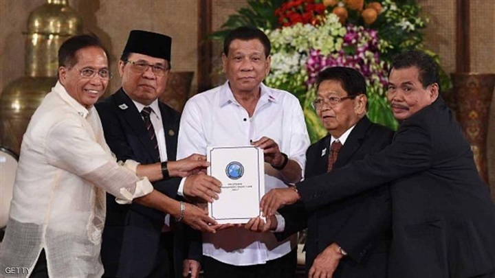 دوتيرتي يحمل رفقة