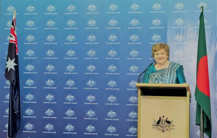 جوليا نيبليت