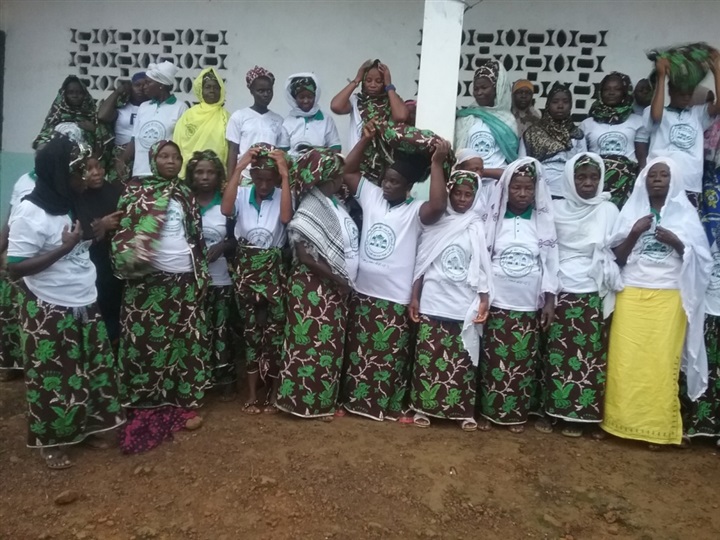 النساء يحتفلن بالمسجد