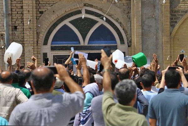 الجفاف يضرب عرش «الملالي»..