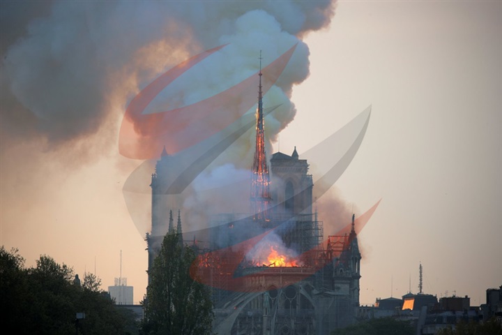 تاريخ فرنسا ينهار..