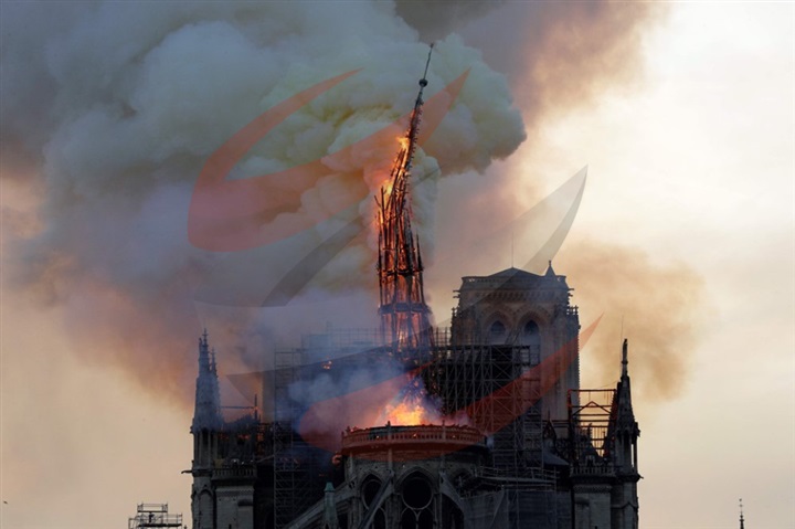 تاريخ فرنسا ينهار..