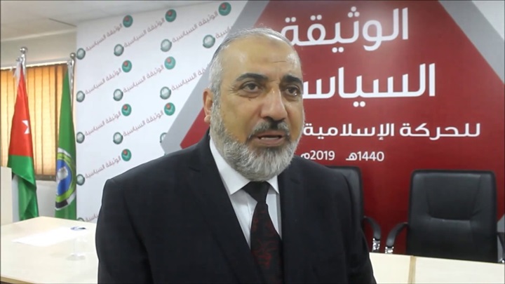 تاجروا به حيًّا وميتًا..