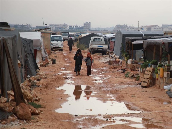 مخيمات للموت.. التعليم