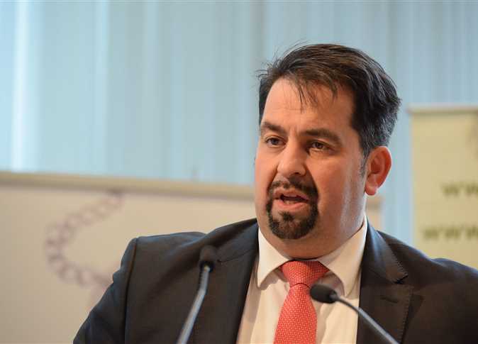 صلاة بتدابير احترازية..