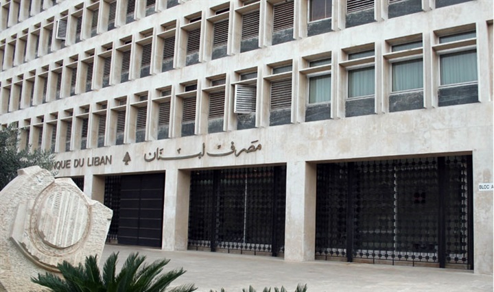 بسرقة النقد الأجنبي..