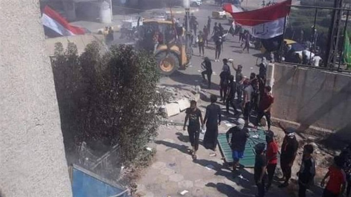 هدم مقار أحزاب موالية