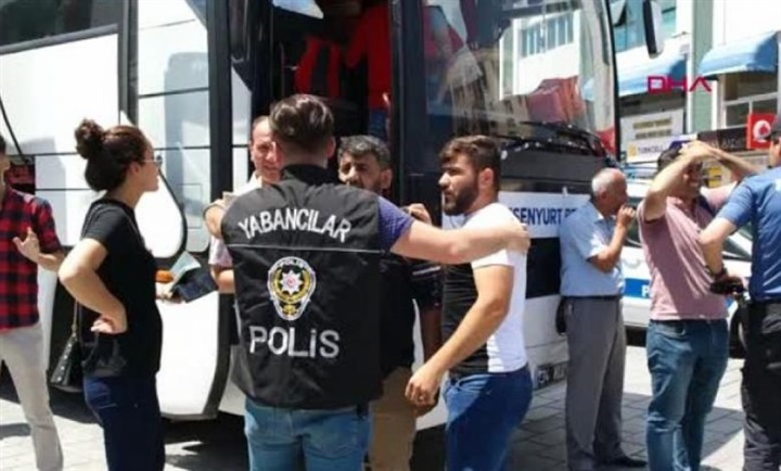 بعد تجنيسهم.. لاجئون