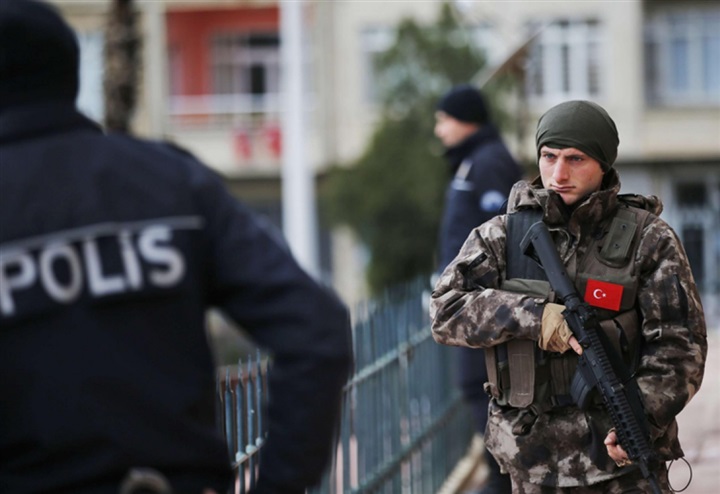 «أنت جولن».. قبضة