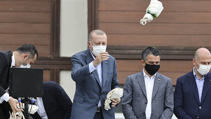 «أردوغان» يساعد متضرري