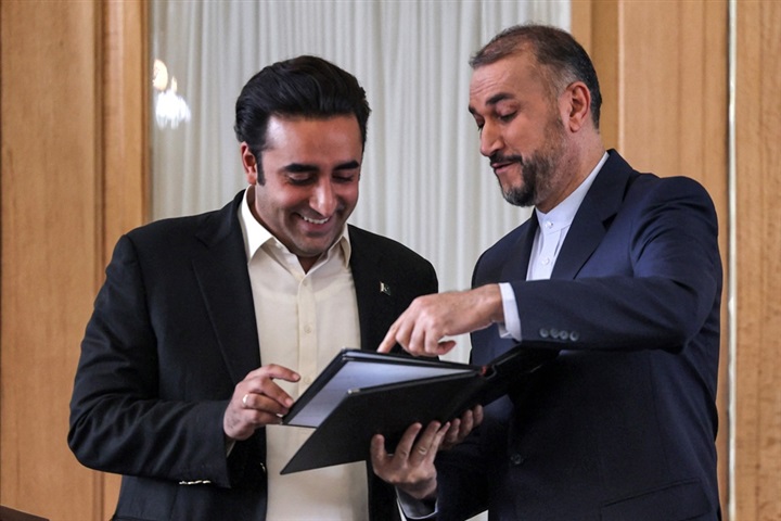 إيران في مفترق طرق