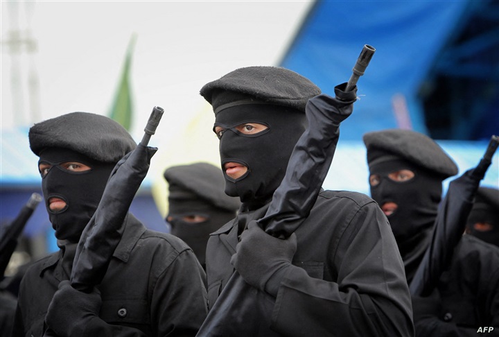 بأكثر من 2000 قمر